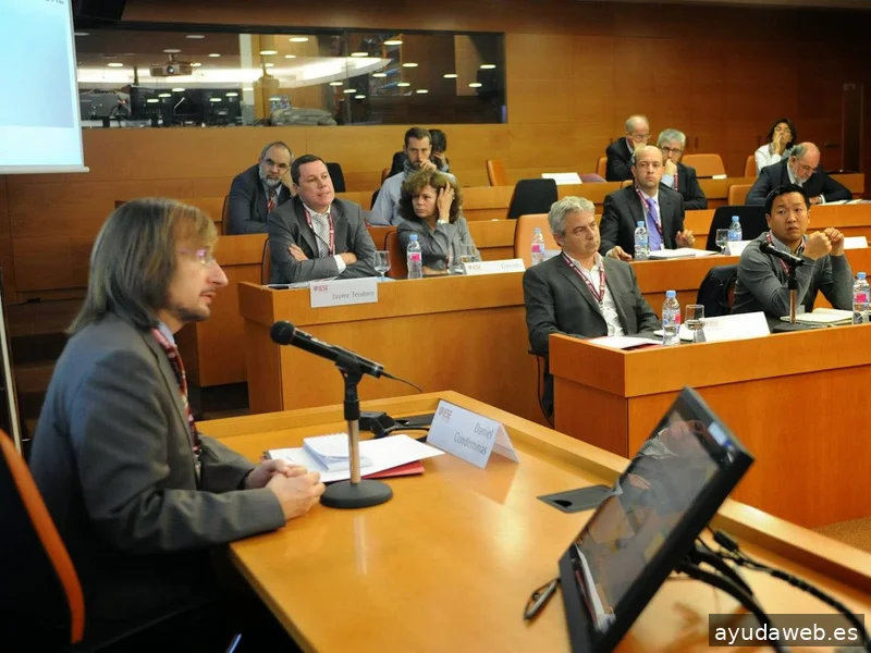 Comunicació amb criteri. Communication with criteria. Comunicación con criterio