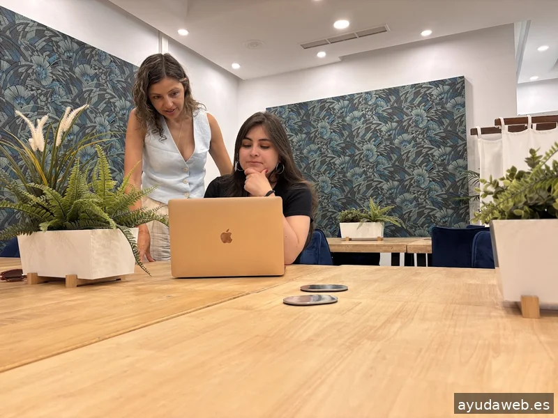 LIDERA TU NEGOCIO · Fábrica de Leads · CRM Marketing y Ventas todo en 1 plataforma