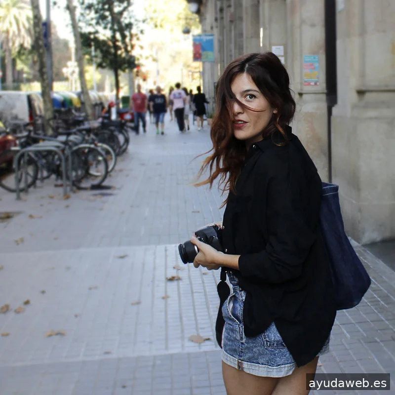 ANNA ROMAN Diseñadora gráfica freelance